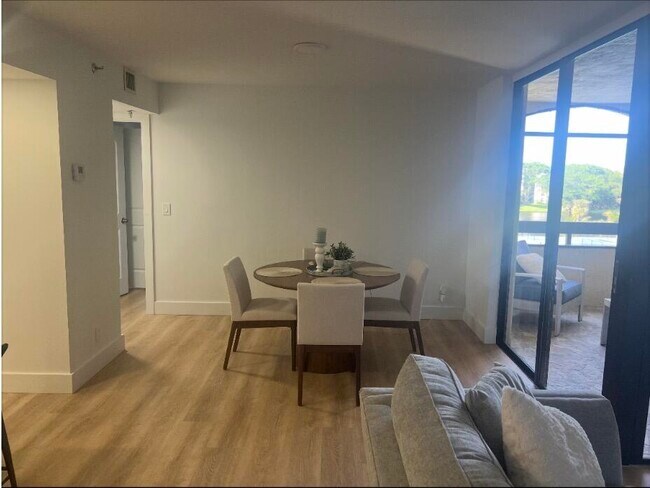 Building Photo - 955 Egret Cir