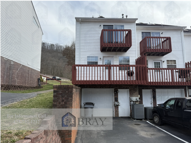 Building Photo - Spacious 3-Bedroom Townhome in the Heart o...