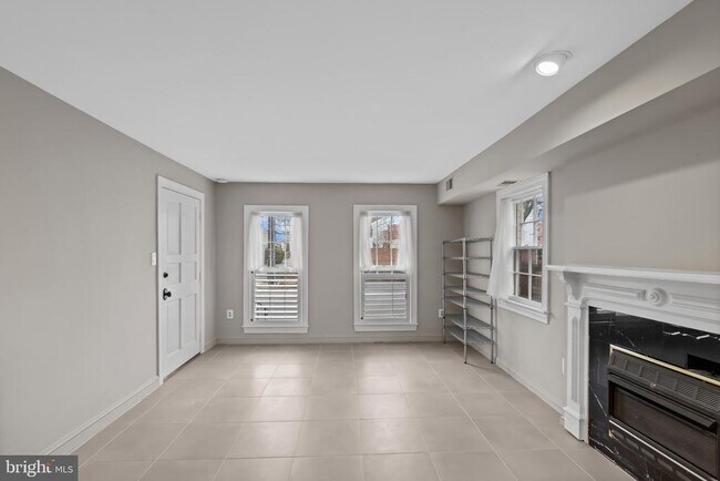 Building Photo - 810 Queen St