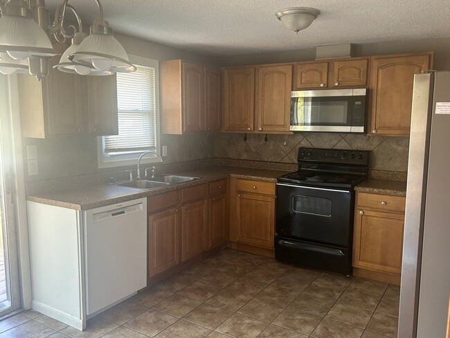 Building Photo - AVAILABLE NOW! Beautiful 3 Bedroom Home in...