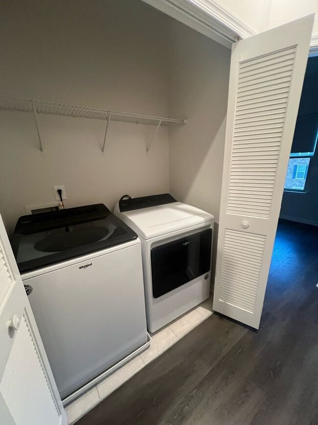 Building Photo - Beautiful End-Unit Townhome