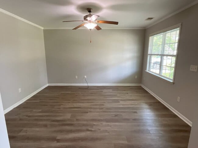 Building Photo - July special!!  Move in before August 1 an...