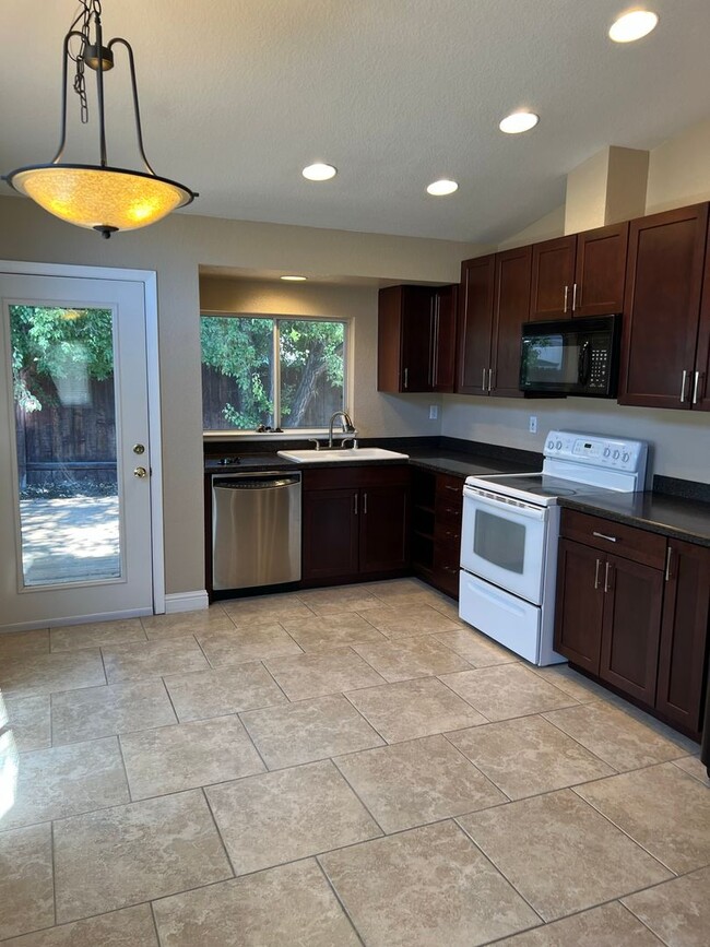 Building Photo - $2495.00 - GREAT NEIGHBORS - CENTRAL TO GR...