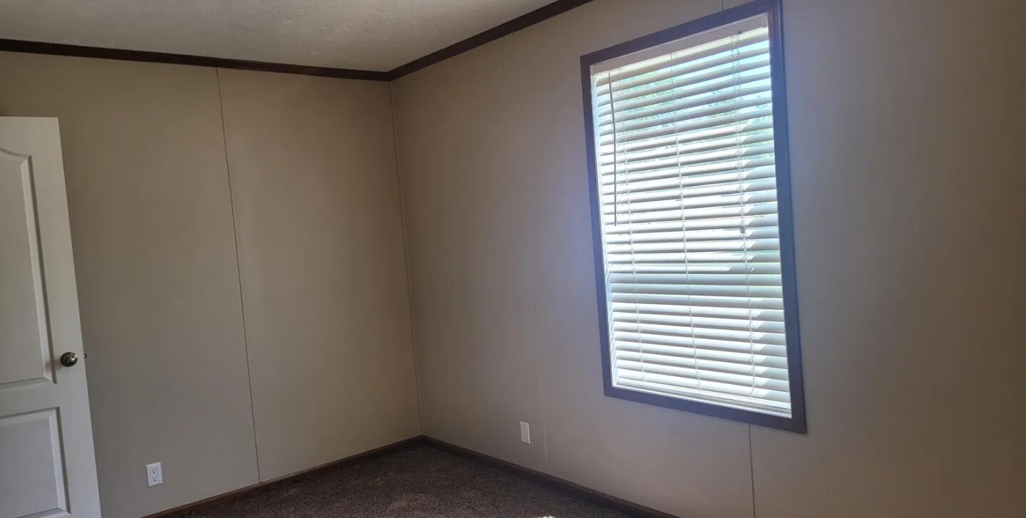 Building Photo - 300 Hunt Club Dr