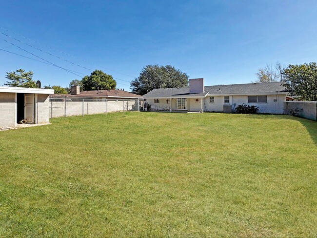 Building Photo - 200 W Rojo Dr