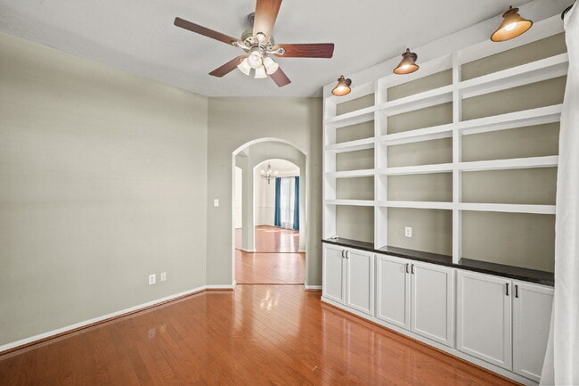 Building Photo - Welcome home to this charming single-story gem in the heart of Silverlake!
