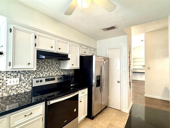 Building Photo - 13222 Pebblewalk Cir N