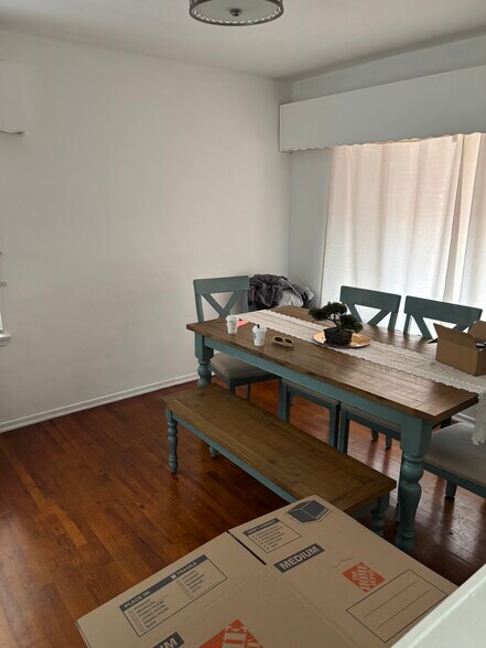 Dining room - 5646 1/2 Farmdale Ave