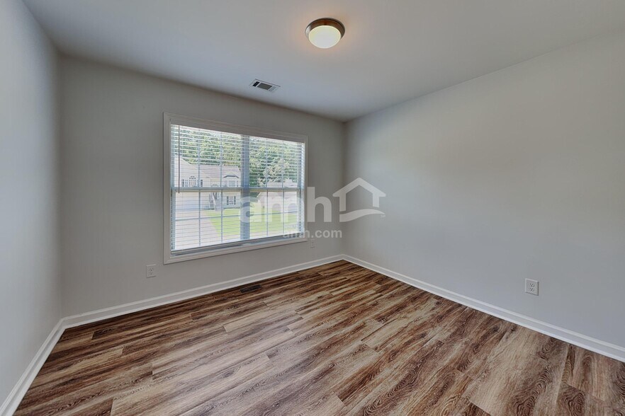 Building Photo - 5075 Roxton Ln