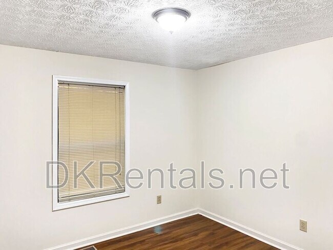 Building Photo - 2136 Clementine Dr