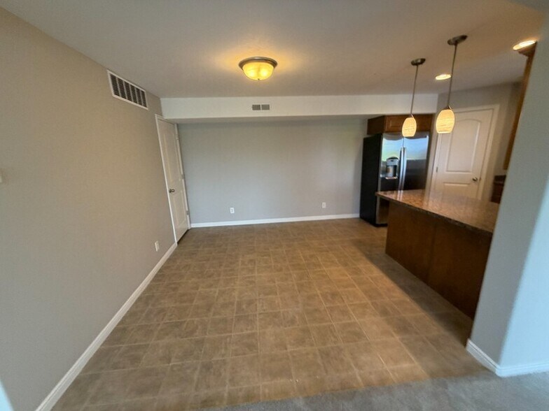 Building Photo - 999 Village River Ln