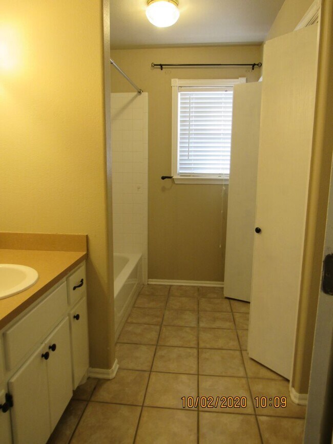 Building Photo - Great Eastside Home!