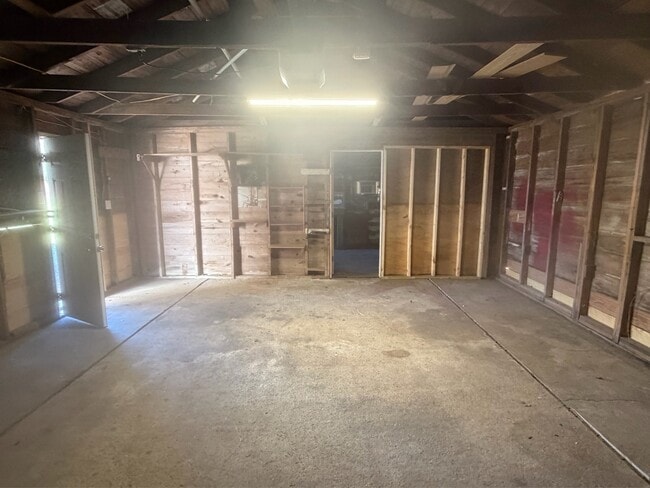 Building Photo - 340 Meadow Dr