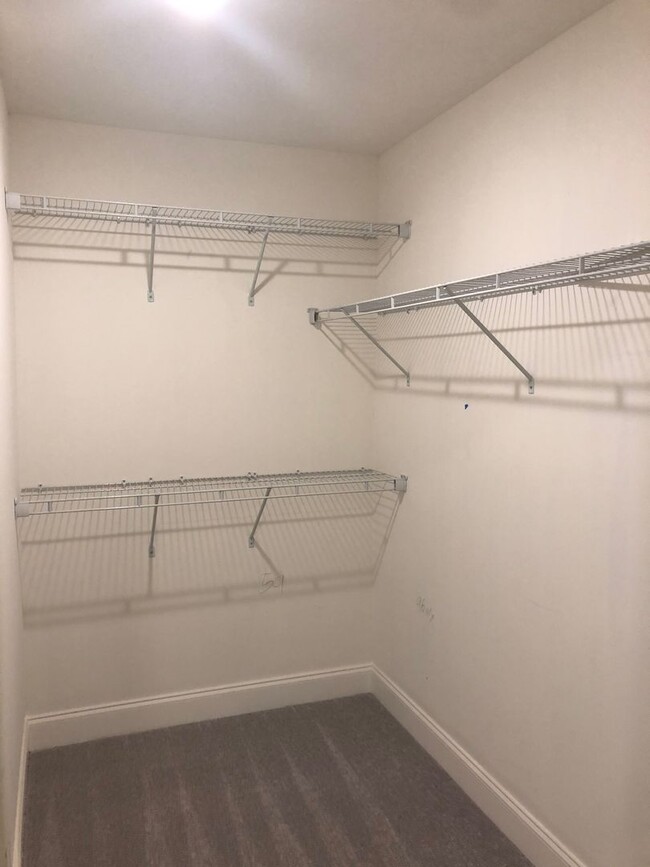 Building Photo - Townhome with 3 Bed/2.5 Bath w 1 Car Garag...