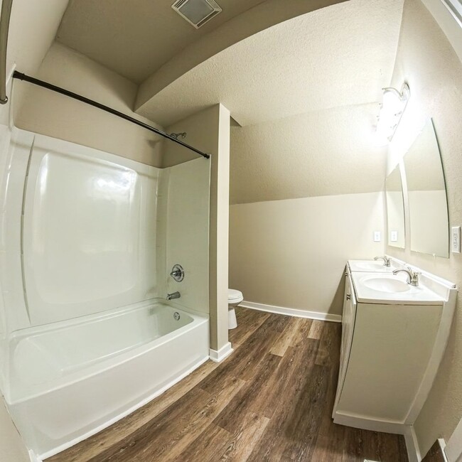 Building Photo - Fully Remodeled 4 Bedroom 2.5 Bathroom