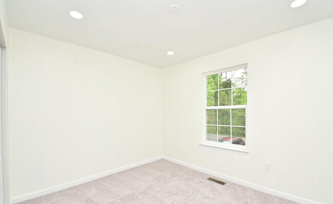 Building Photo - 16501 Accolawn Rd