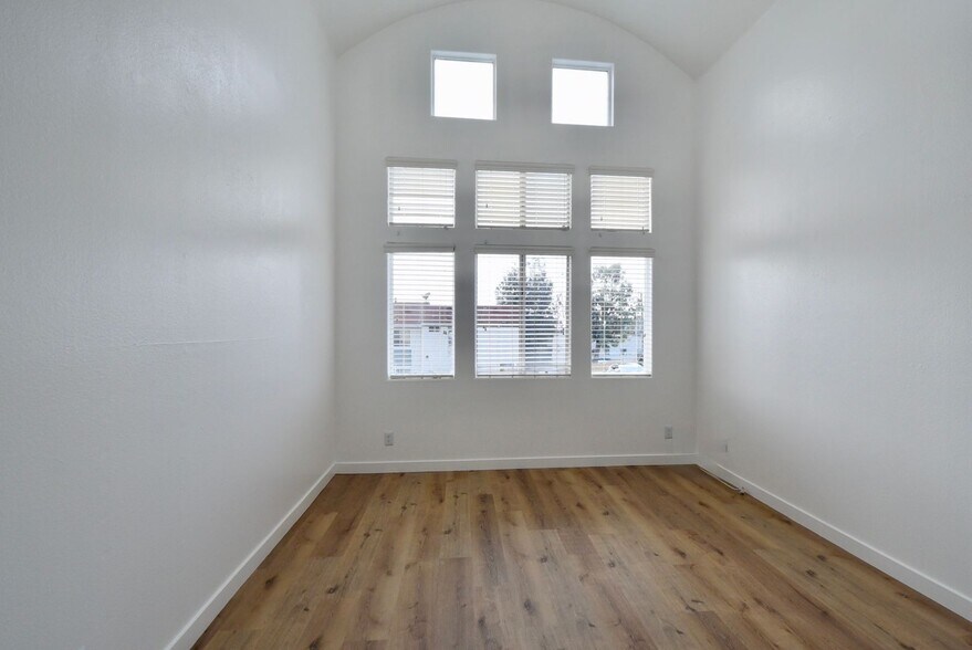 Building Photo - 425 N Alvarado St