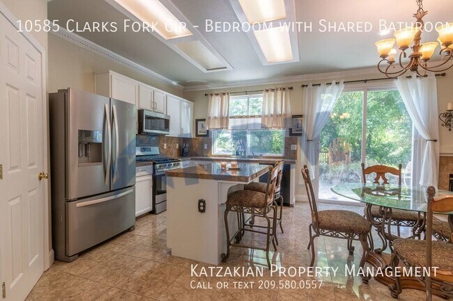 Building Photo - Bedroom with Shared Bathroom & Garage Space