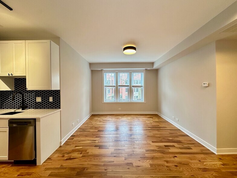 Building Photo - 661 W Wrightwood Ave