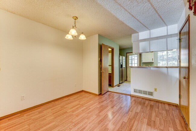 Building Photo - Beautiful 2 bed 2 bath townhome with carport in desirable Hearthwood Neighborhood With Pool!!