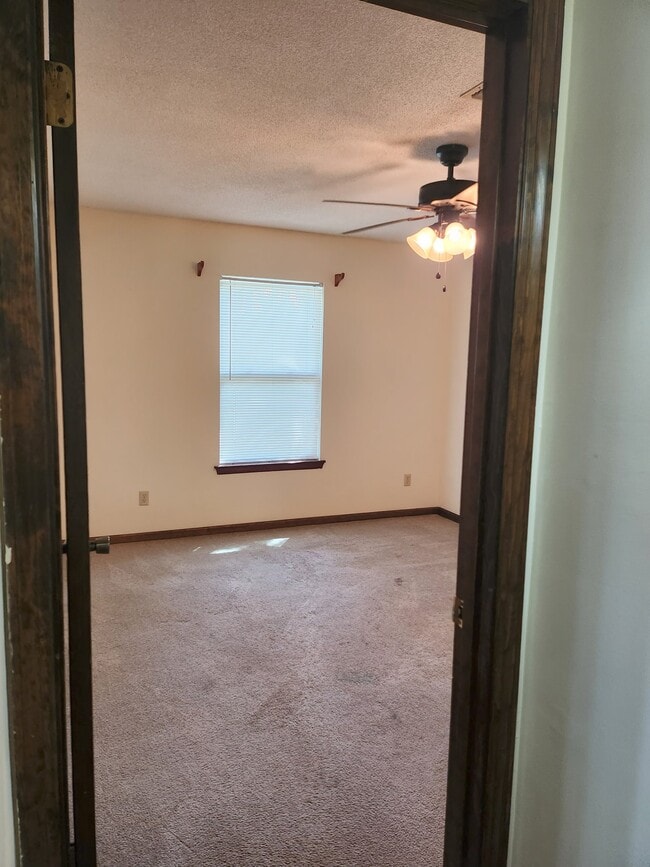 Building Photo - 35097 Whispering Oaks Blvd