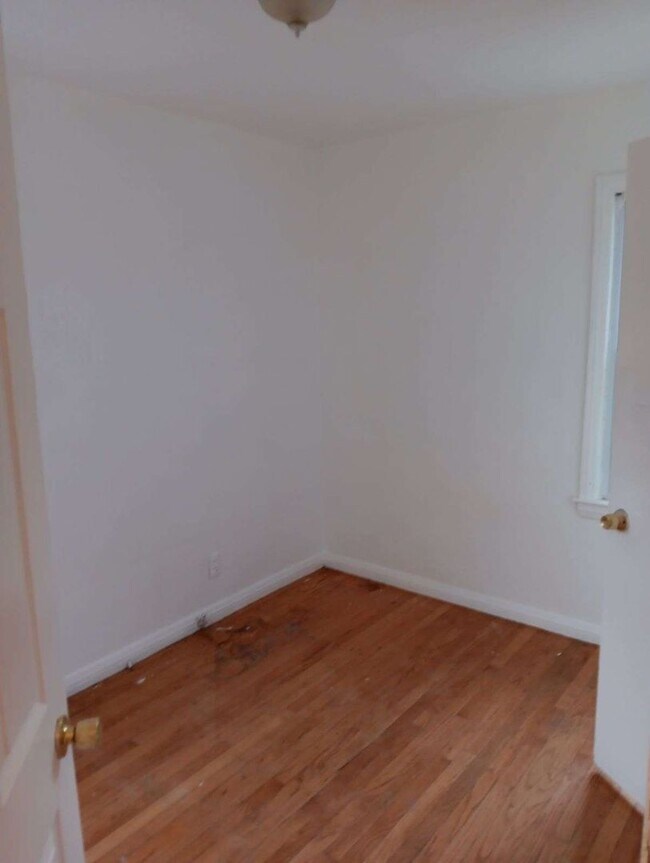 Building Photo - Quaint 3 bedroom home