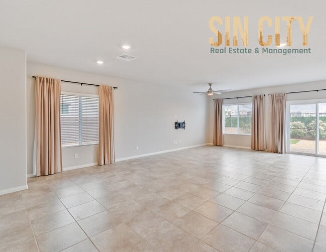 Building Photo - "Spacious 4-Bedroom Oasis with 2.5 Baths i...