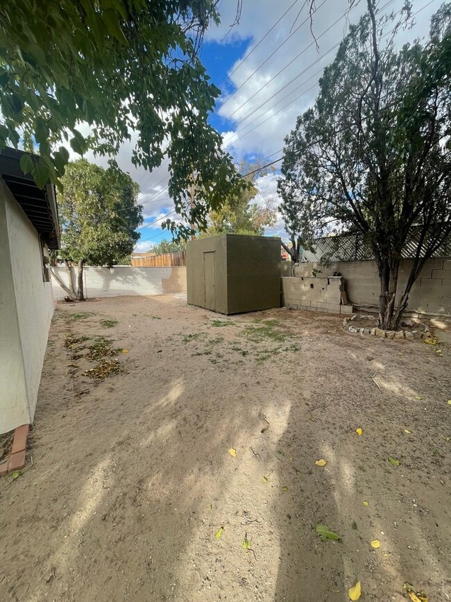 Building Photo - Beautifully Updated 3 Bedroom/2 Bathroom H...
