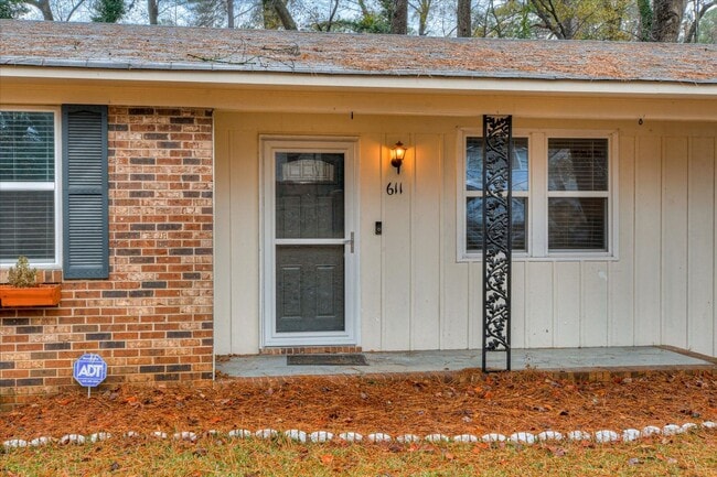 Building Photo - West Augusta Charm