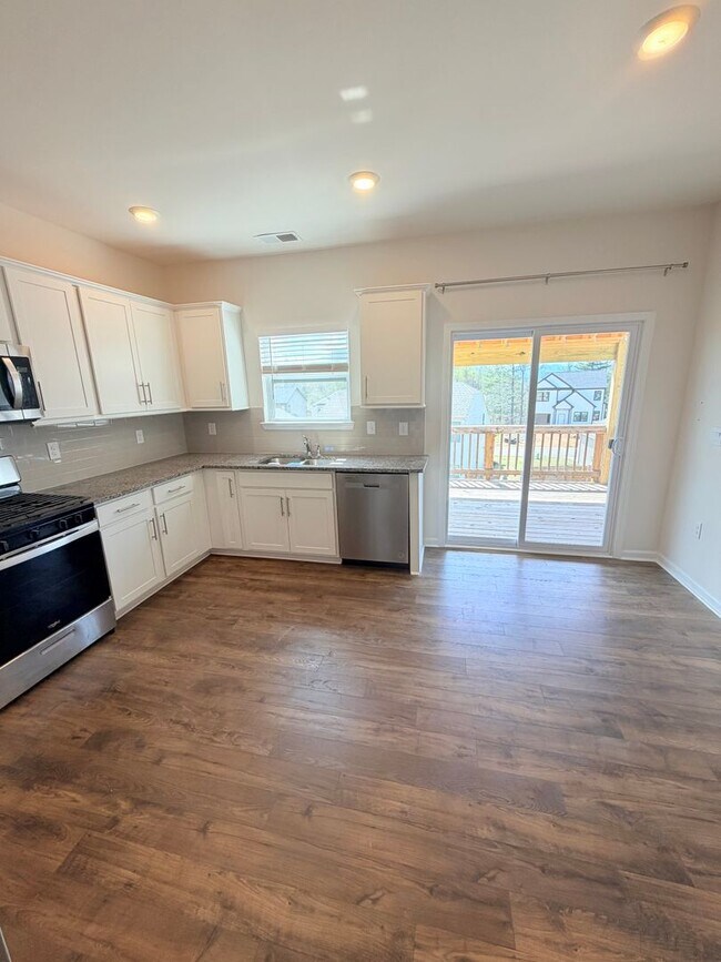 Building Photo - Beautiful 4 Bed, 2.5 Bath Home - Lawn Care Included!