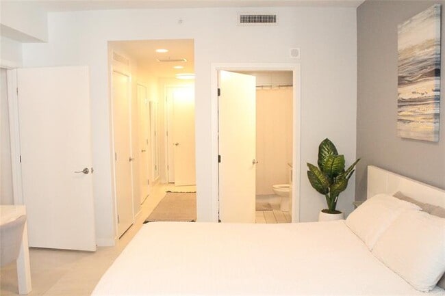 Building Photo - 999 SW 1st Ave