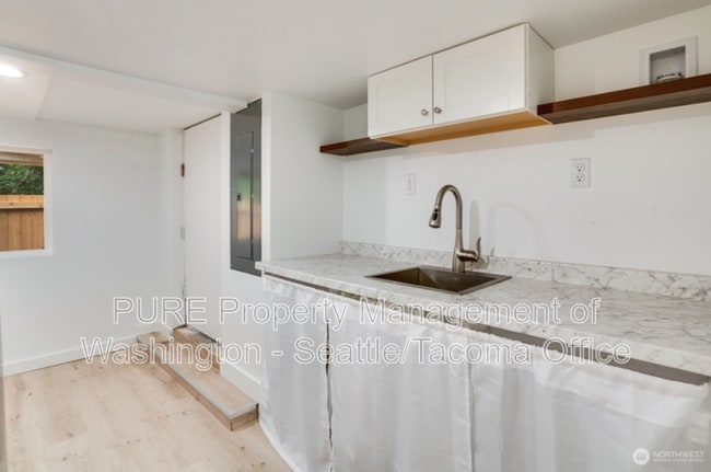 Building Photo - 1909 Guy Wetzel St