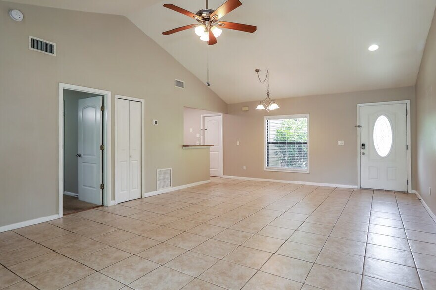 Building Photo - 3824 Tree Lake Dr