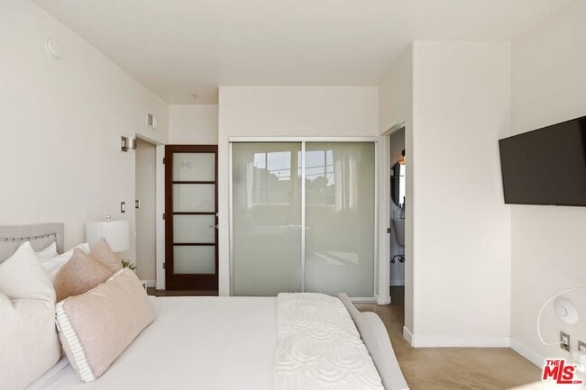 Building Photo - 8435 Franklin Ave