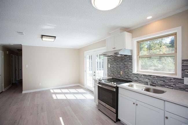 Building Photo - 29 Meadowbrook Dr