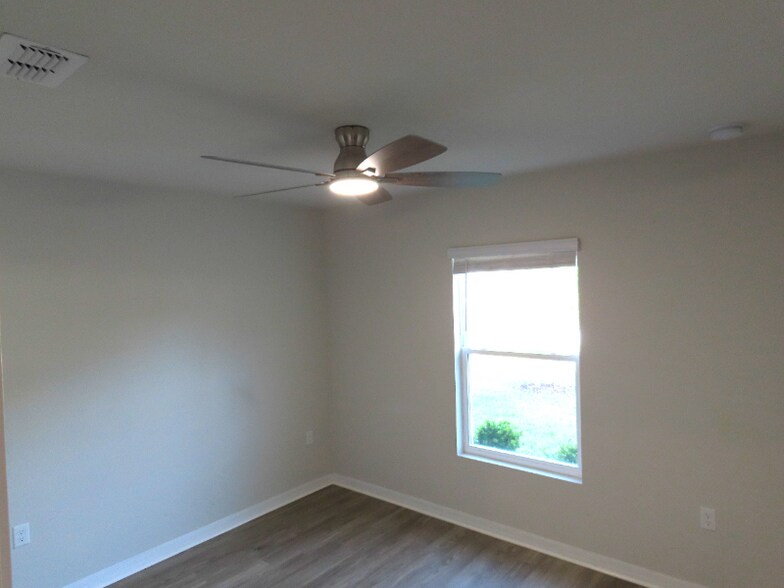 Building Photo - 17 Riddle Dr
