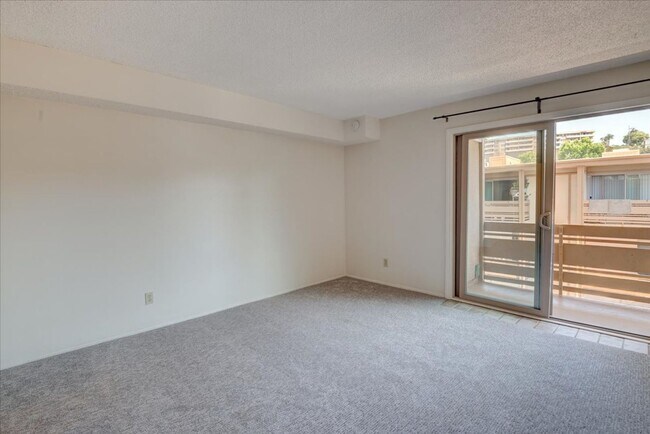 Building Photo - Fantastic 1 Bedroom Condo in Point Loma!!
