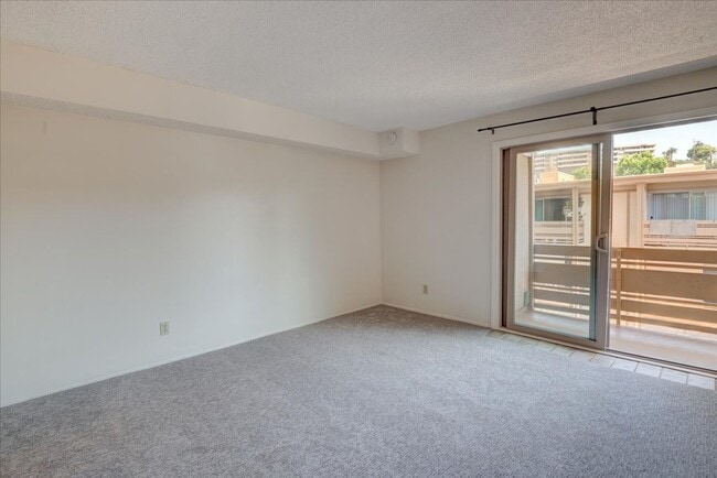 Building Photo - Top-Floor 1 Bed/1 Bath Condo in Point Loma – Resort-Style Amenities!