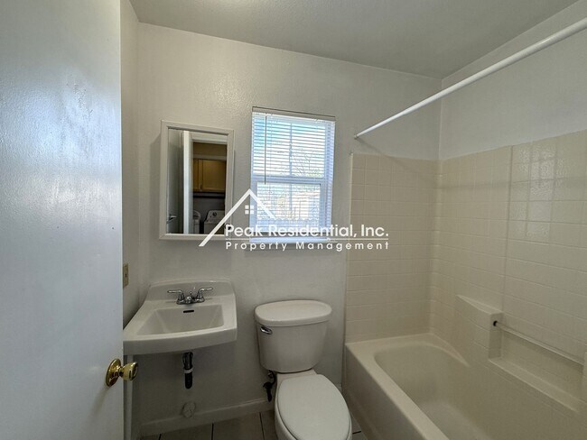Building Photo - 712 20th St