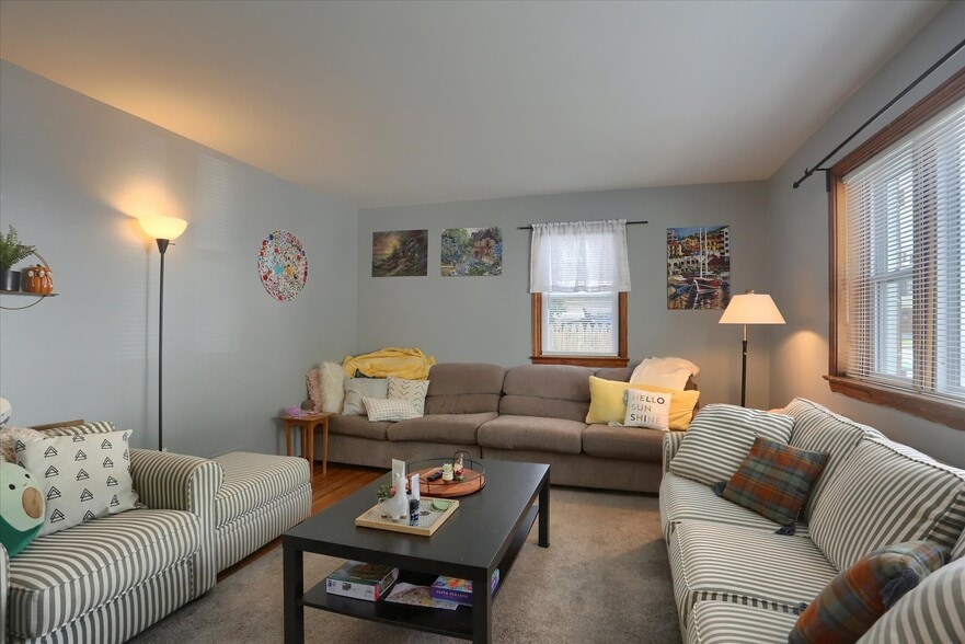 Building Photo - 28 E Willow St