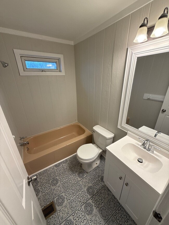 Building Photo - 5331 Oliver Ave