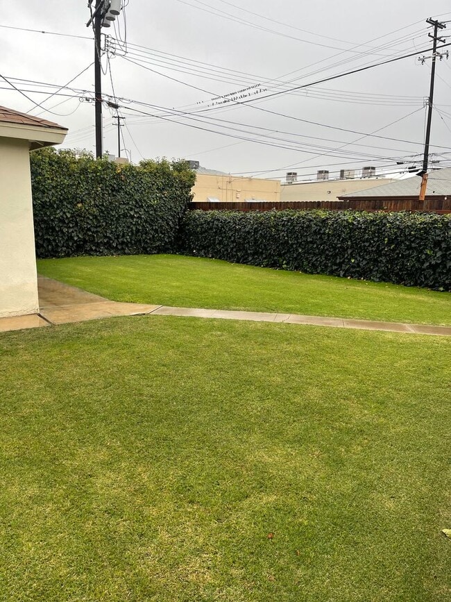 Building Photo - Charming 2-Bedroom Home