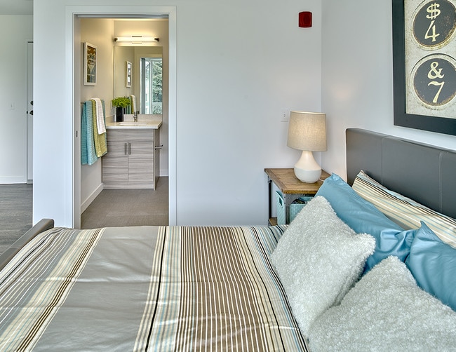 Building Photo - Hamilton- Your Bright, Modern City Home!