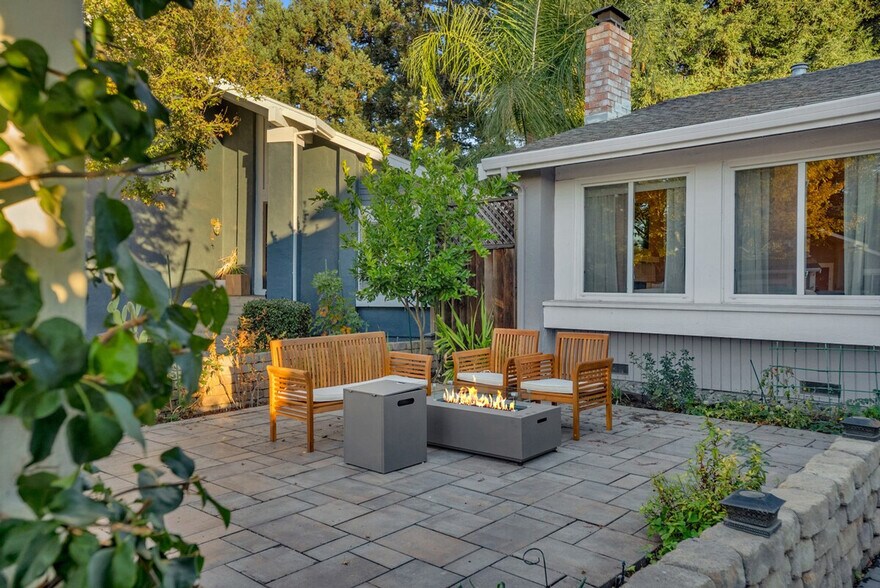 Building Photo - 5805 Silver Creek Valley Pl