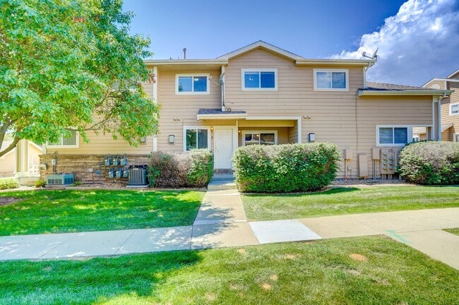Building Photo - $1,795 - 2 bed/2.5 bath Townhome with new ...