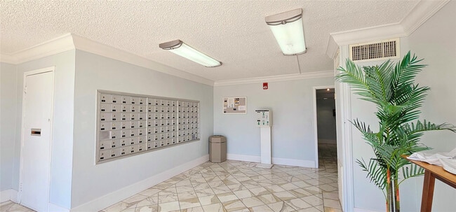 Building Photo - 2000 NE 135th St