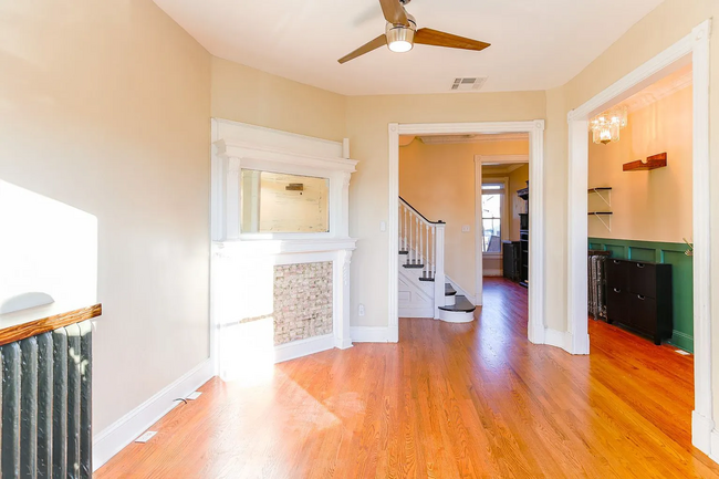 Building Photo - Fully Renovated 3 BR/1.5 BA Apartment in C...