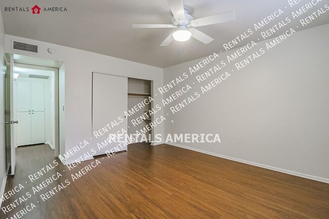 Building Photo - Updated & Lovely 2 Bed 2 Bath w/  2 Car Ga...