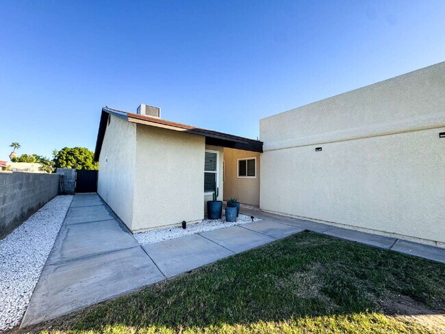 Building Photo - "Newly Renovated 3-Bed, 2-Bath Condo in Yuma!"