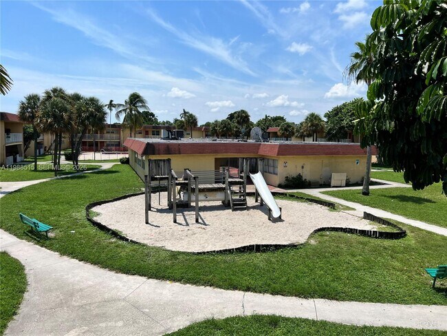 Building Photo - 850 E Commercial Blvd